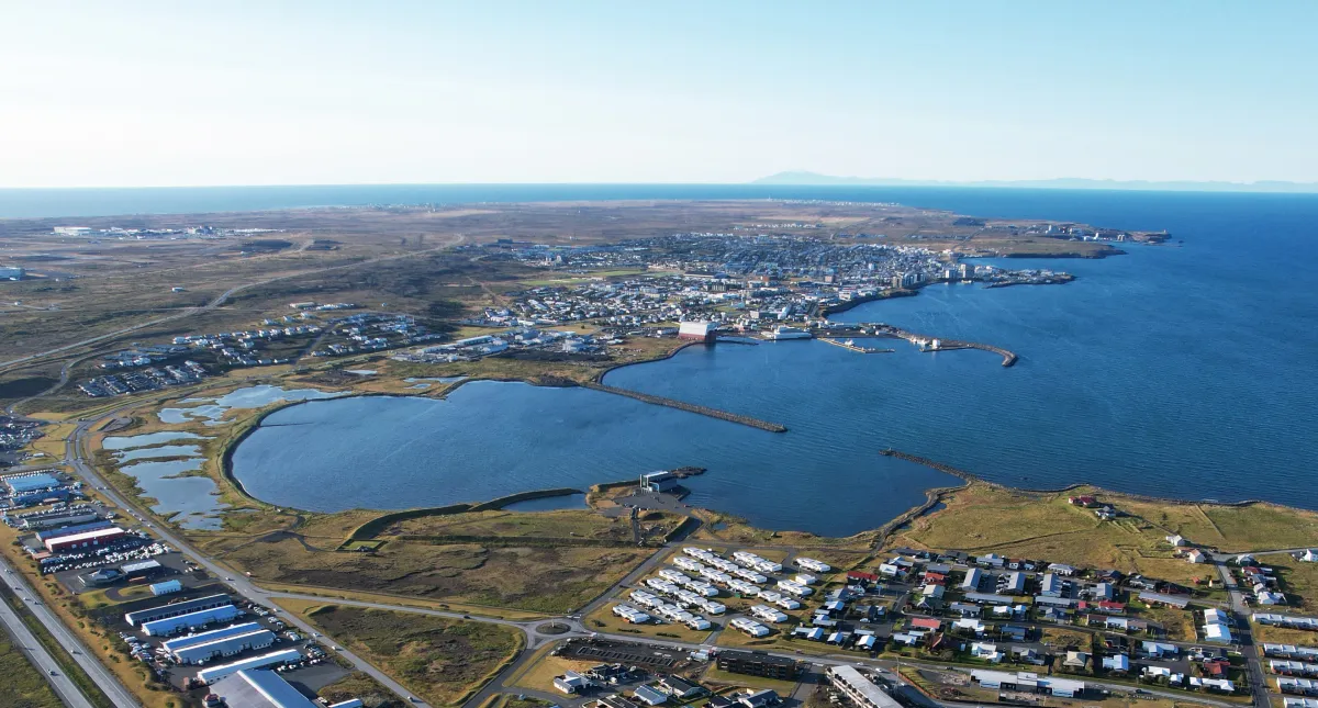 https://commons.wikimedia.org/wiki/File:Reykjanesb%C3%A6r_2023_(175814).jpg