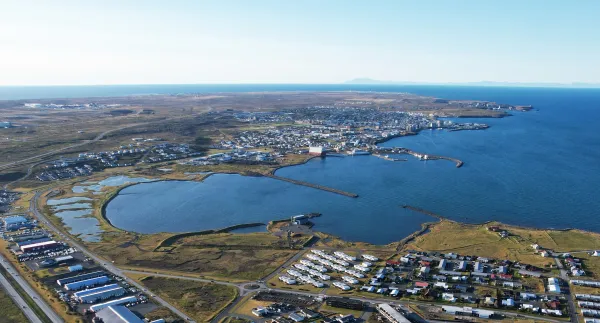 https://commons.wikimedia.org/wiki/File:Reykjanesb%C3%A6r_2023_(175814).jpg